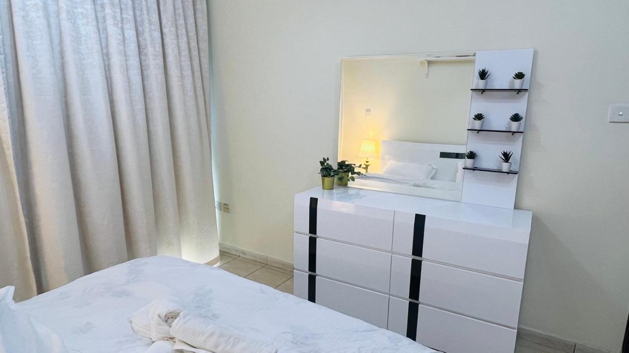 Newly Furnished Cozy One Bed Room Apartment 2 Bathroom City View Dubai Exteriör bild